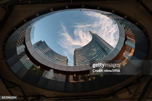 ingelijst uitzicht op de ingang van de unicredit tower in piazza gae aulenti, milaan-italië - industria edile stockfoto's en -beelden