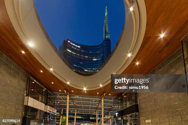 gerahmte blick auf den eingang der unicredit tower in piazza gae aulenti, mailand-italien - senza persone stock-fotos und bilder