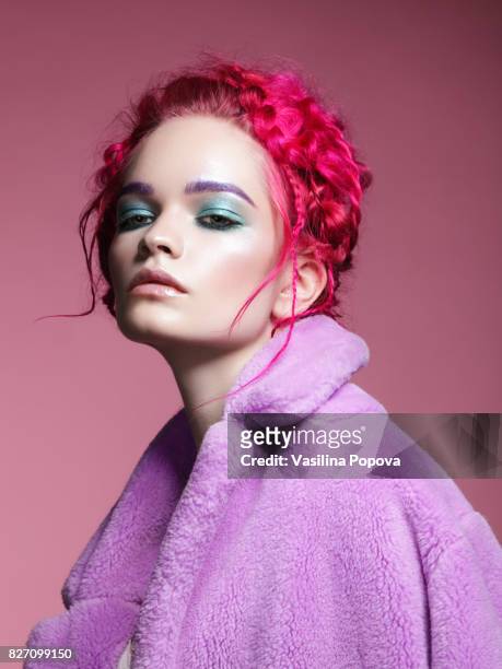 woman with pink hair - beautifully bold brows photos et images de collection