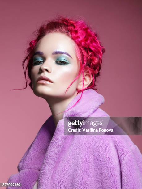 woman with pink hair - pelliccia-materiale-tessile foto e immagini stock