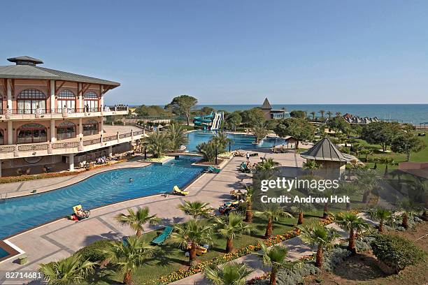 tourist holiday landscape with swimming pool - lugar turístico fotografías e imágenes de stock