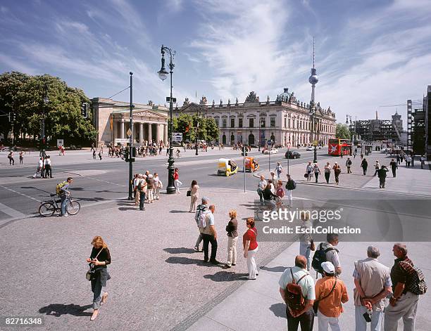 people at the unten den linden boulevard in berlin - berlin foto e immagini stock