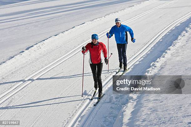couple cross-country skiing. - 越野滑雪 個照片及圖片檔