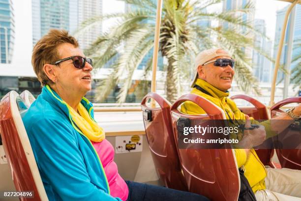 reizen naar midden-oosten, paar in sightseeing bus in dubai op ongewoon koele dag - middle east cool stockfoto's en -beelden