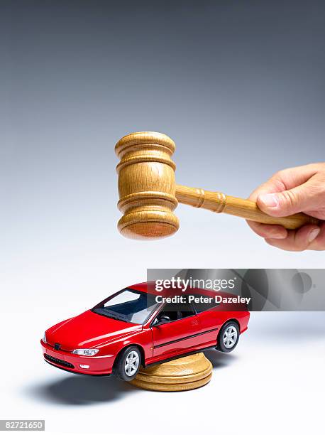 auctioneer auctioning car - foreclosure foto e immagini stock