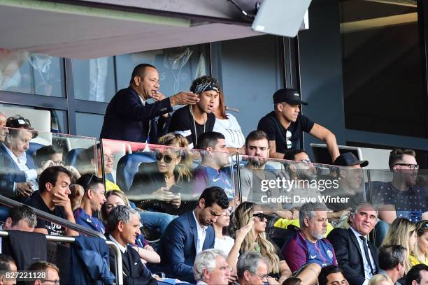 Pini Zahavi second behind the window, Neymar SR father, Neymar JR of PSG , his best friend Jo Amancio, Nadine Santos, mother of Neymar during the...