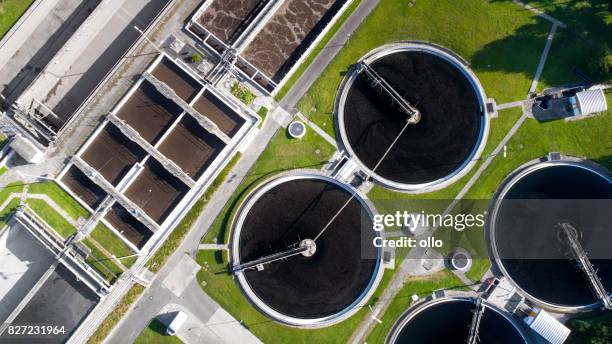 tratamento de águas residuais - purificação de águas residuais, vista aérea - estação de tratamento de esgoto - fotografias e filmes do acervo