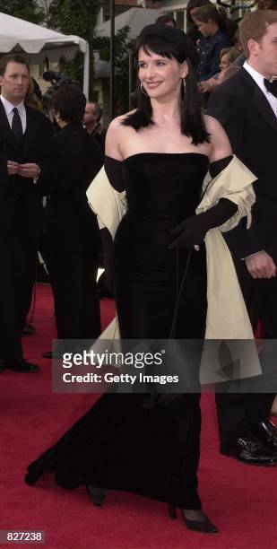 Actress Juliette Binoche arrives for the 7th Annual Screen Actors Guild Awards March 11, 2001 in Los Angeles, CA.