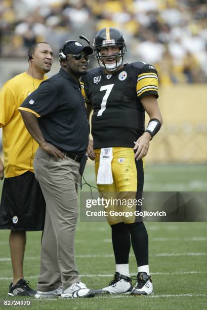 Head coach Mike Tomlin of the Pittsburgh Steelers talks with quarterback Ben Roethlisberger as injured quarterback Charlie Batch looks on during a...