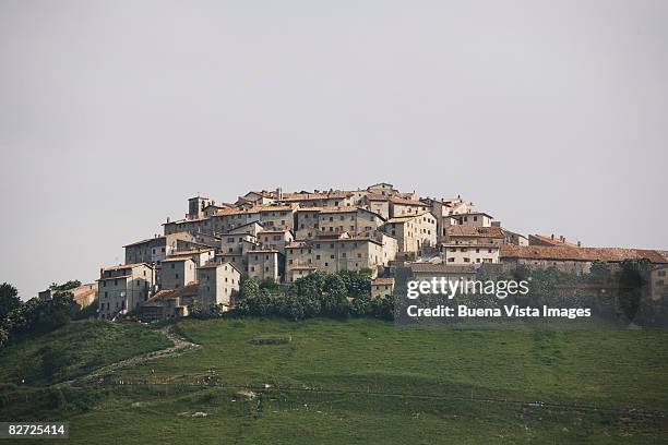 italy. umbria. castelluccio di norcia - castelluccio di norcia fotografías e im�ágenes de stock