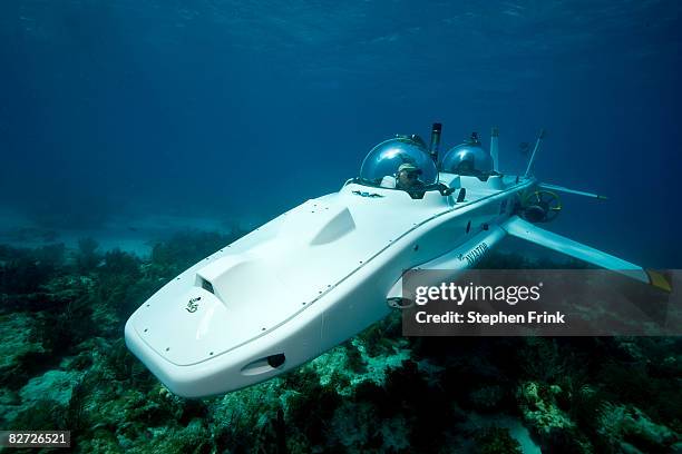 2 man submarine underwater - unterseeboot stock-fotos und bilder