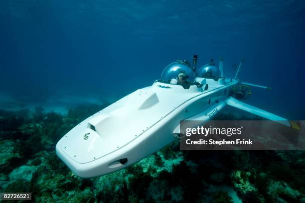 2 man submarine underwater - sous marin photos et images de collection