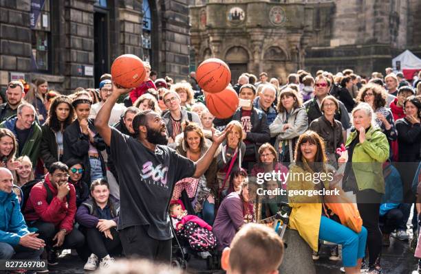 artista di strada del festival di edimburgo che intrattene folle - edinburgh festival fringe street events foto e immagini stock