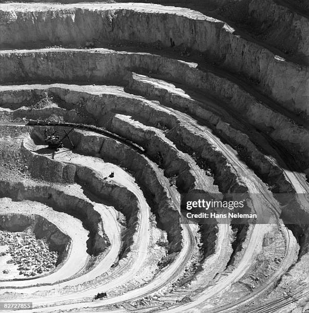 open pit chuquicamata mine - open pit mine stock pictures, royalty-free photos & images