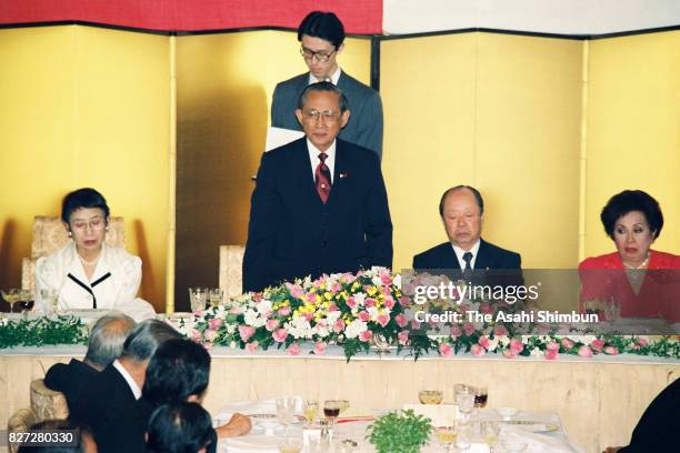 Philippines President Fidel Ramos addresses while his wife Amelita , Japanese Prime Minister Kiichi Miyazawa and his wife Yoko Miyazawa listen during...