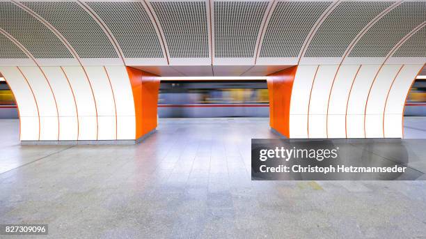 subway tube - metrostation stockfoto's en -beelden