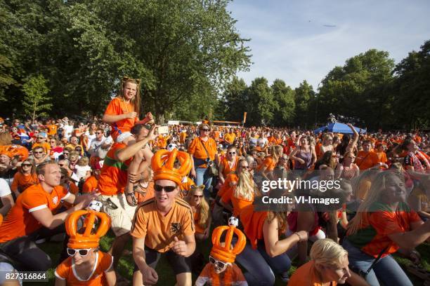 Nederland, Utrecht, In Utrecht vieren supporters feest omdat het Nederlandse vrouwenvoetbalteam voor het eerst in de geschiedenis Europees kampioen...