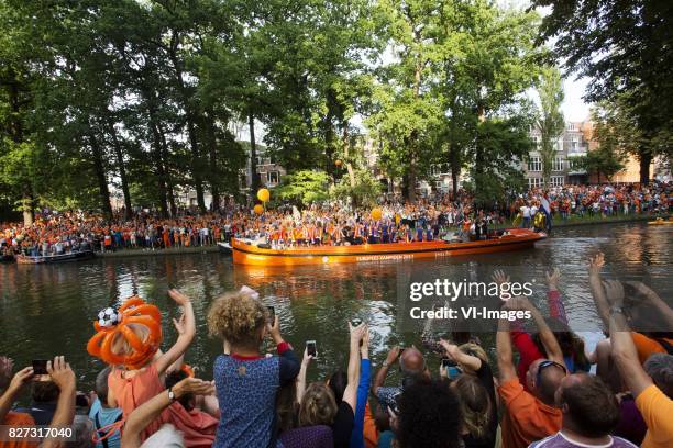 Nederland, Utrecht, De boot met het elftal vaart door de singel, toegejuicht door duizenden fans. In Utrecht vieren supporters feest omdat het...