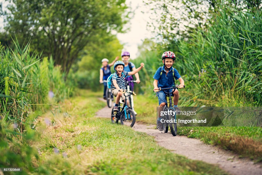 Familie paardrijden fietsen in de natuur