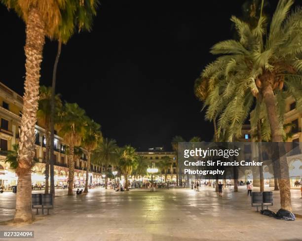 placa reial (royal square) illuminated at night in barcelona, catalonia, spain - las ramblas fotografías e imágenes de stock