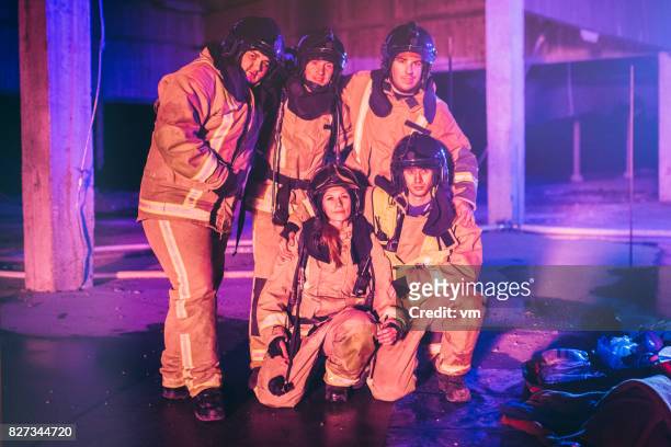 retrato de um grupo de bombeiros - roupa a prova de fogo - fotografias e filmes do acervo
