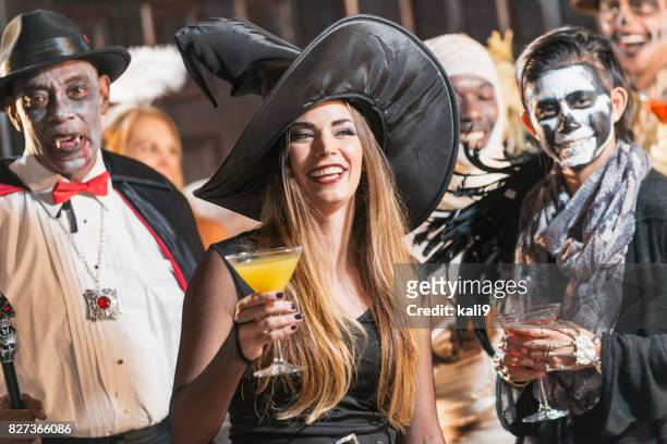 volwassen partij halloween, heks drinken - adult halloween party stockfoto's en -beelden