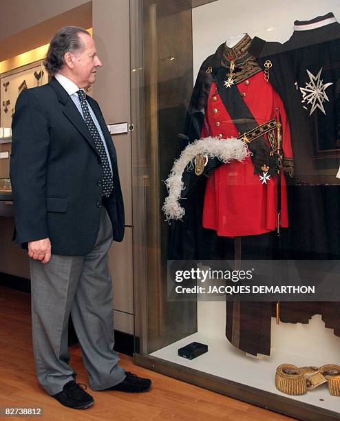 Le collectionneur Italien Antonio Benedetto Spada pose le 9 septembre 2008 devant des uniformes de l'ordre de Malte, dans la salle de Malte du mus?e...