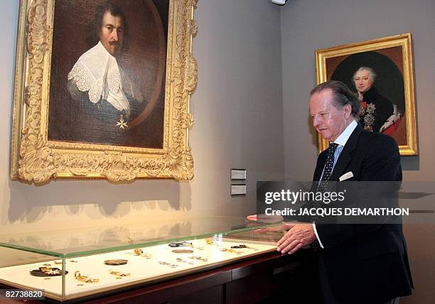 Le collectionneur Italien Antonio Benedetto Spada pose le 9 septembre 2008 dans la salle de Malte du mus?e de la l?gion d'honneur et des ordres de...