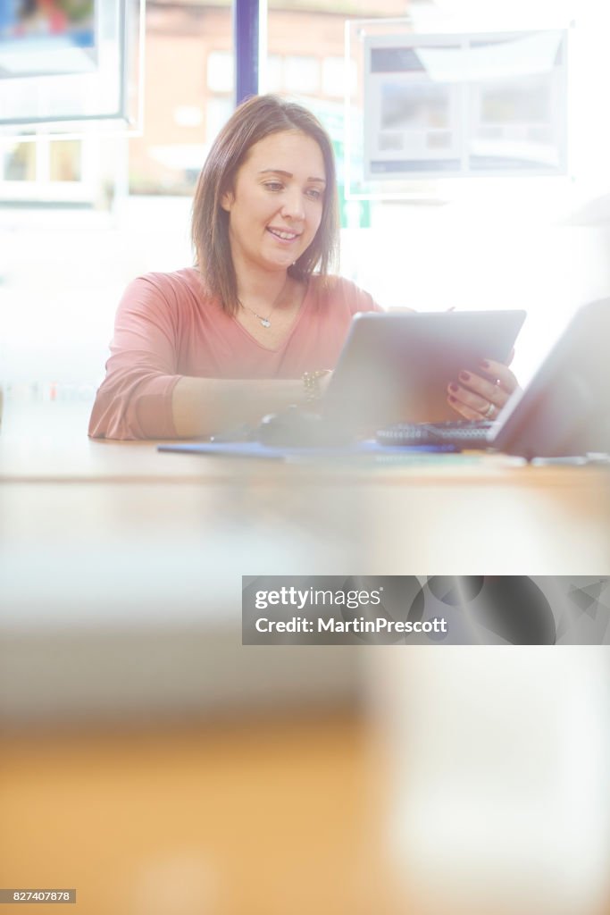 Femme d'affaires à l'aide de Tablette numérique 