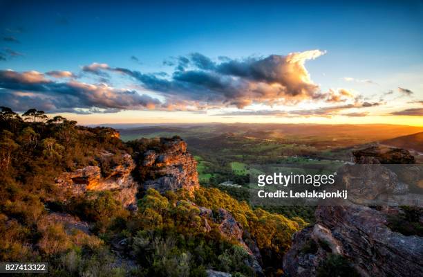 hassan walls lookout in blue mountains national park - jamison valley foto e immagini stock