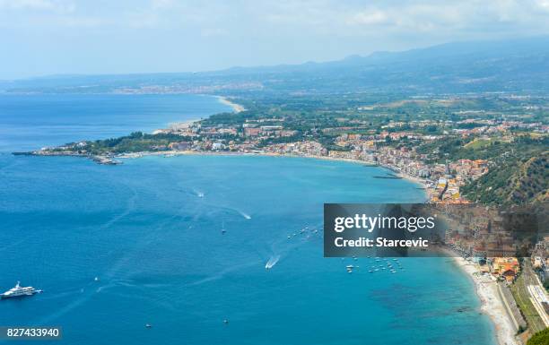 sizilianische küste in der nähe von taormina - giardini naxos, italien - naxos sicily stock-fotos und bilder