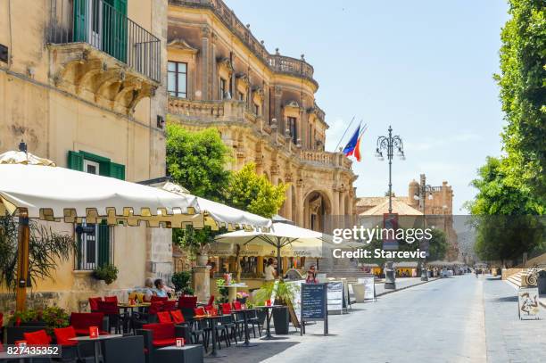 gamla barock arkitektur i i noto, sicilien - noto bildbanksfoton och bilder