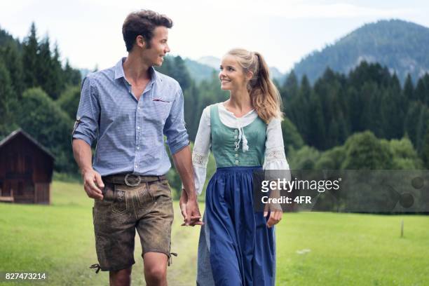 pareja en tradicionales lederhosen y dirndl tracht, austria - alta moda fotografías e imágenes de stock
