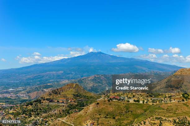 volcán monte etna cerca de taormina, sicilia - mt etna fotografías e imágenes de stock