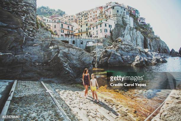two tourist enjoying day in riomaggiore.cinque terre,italy - italien familie stock-fotos und bilder
