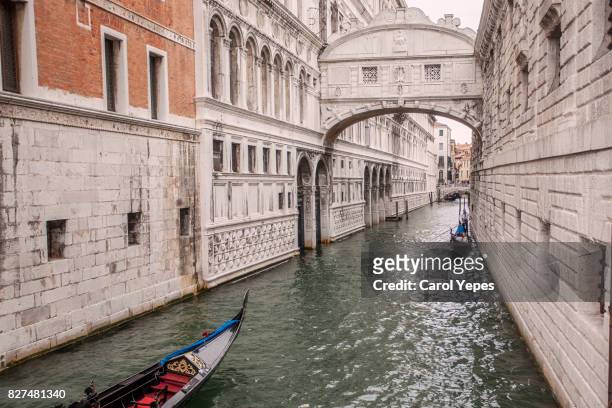 bridge of sighs (ponte dei sospiri), venice, italy, europe - bridge of sigh stock pictures, royalty-free photos & images