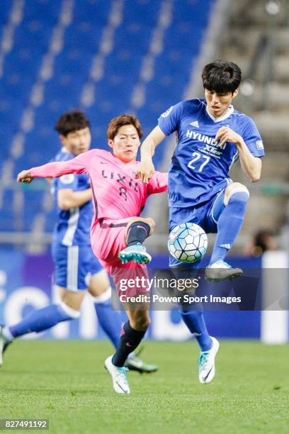 Kashima Midfielder Doi Shoma fights for the ball with Ulsan Hyundai Defender Kim Changsoo during the AFC Champions League 2017 Group E match between...