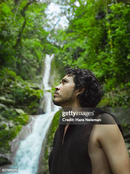 portrait of a man in front of a waterfall - las posas foto e immagini stock