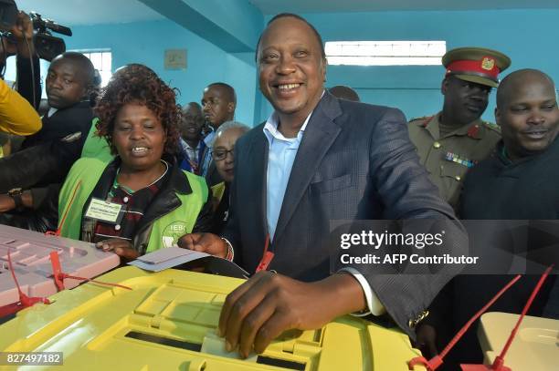 Kenya's incumbent President Uhuru Kenyatta votes at the polling station, during the August 8, 2017 presidential election in Gatundu, Kiambu county....