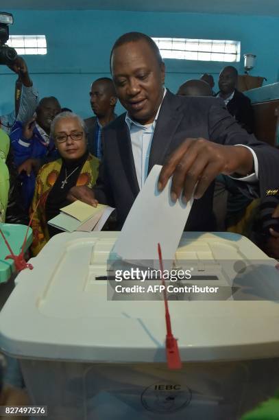 Kenya's incumbent President Uhuru Kenyatta casts his vote at the polling station, during the August 8, 2017 presidential election in Gatundu, Kiambu...