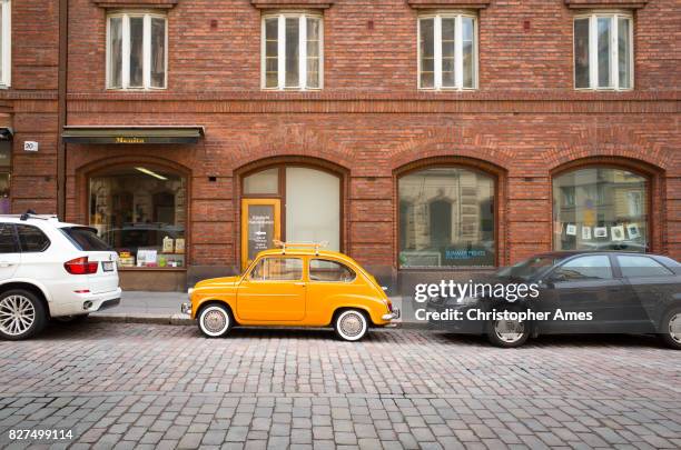 vintage fiat 500 no centro da cidade de helsínquia - parking space - fotografias e filmes do acervo