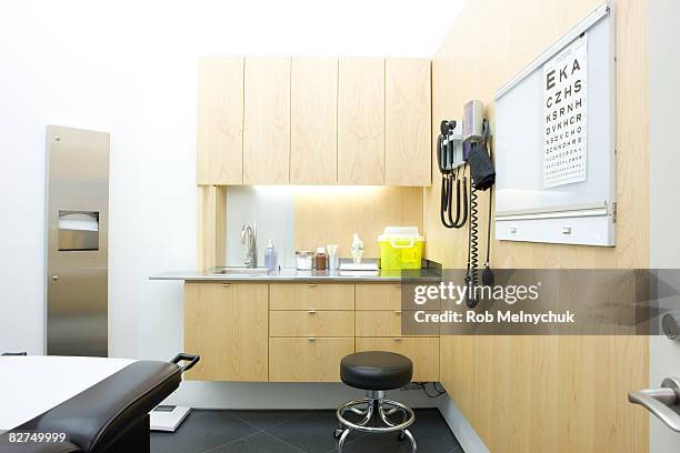 empty room at doctors office - doctors office no people stock pictures, royalty-free photos & images