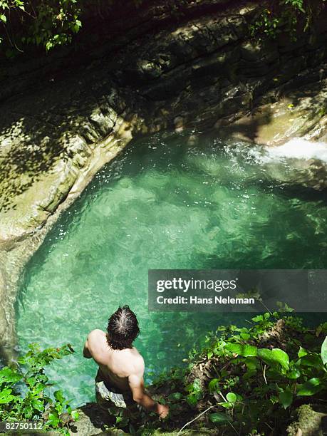 man about to jump in lake - las posas foto e immagini stock