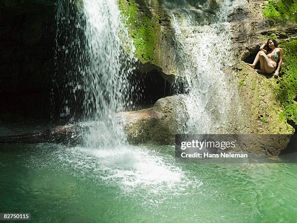 woman watching a small waterfall - las posas foto e immagini stock