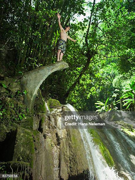 young man about to jump into the water - las posas foto e immagini stock