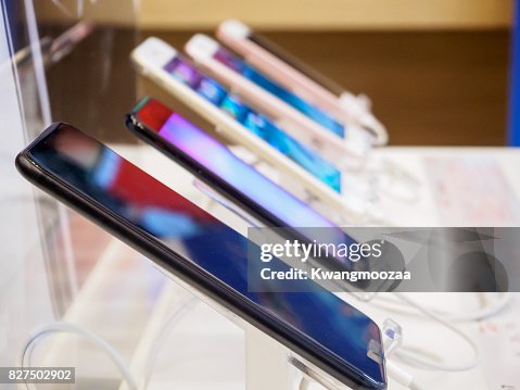 Celular smartphone na loja de eletrônicos Celular smartphone na loja de eletrônicos