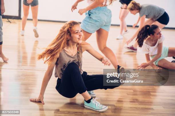 actieve tienermeisjes leren dansen choreografie - danseres stockfoto's en -beelden