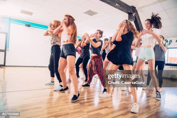 aktive mädchen im teenageralter choreographie tanzen lernen - hip hop dance stock-fotos und bilder