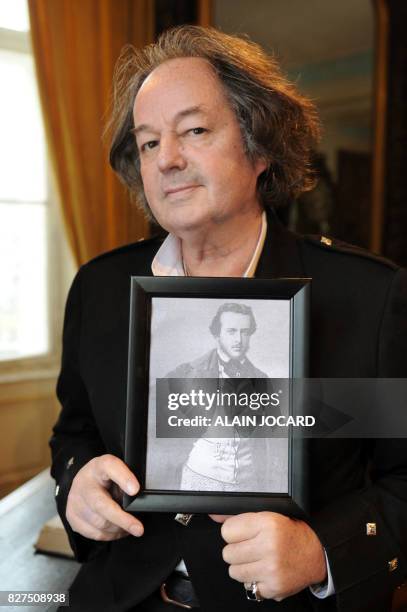 Auteur et historien Gonzague Saint-Bris pose, le 28 Novembre 2010 à Amboise, avec la reproduction d'un ferotype, unique photo connue de l'écrivain...