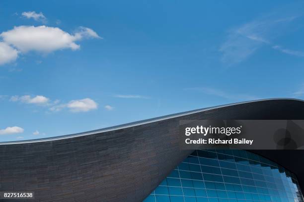 the olympic swimming pool, stratford, london - piscina olimpionica foto e immagini stock